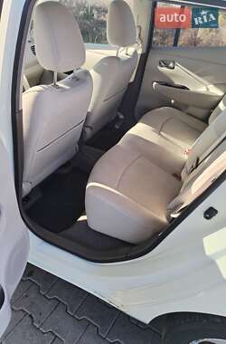 Хэтчбек Nissan Leaf 2012 в 