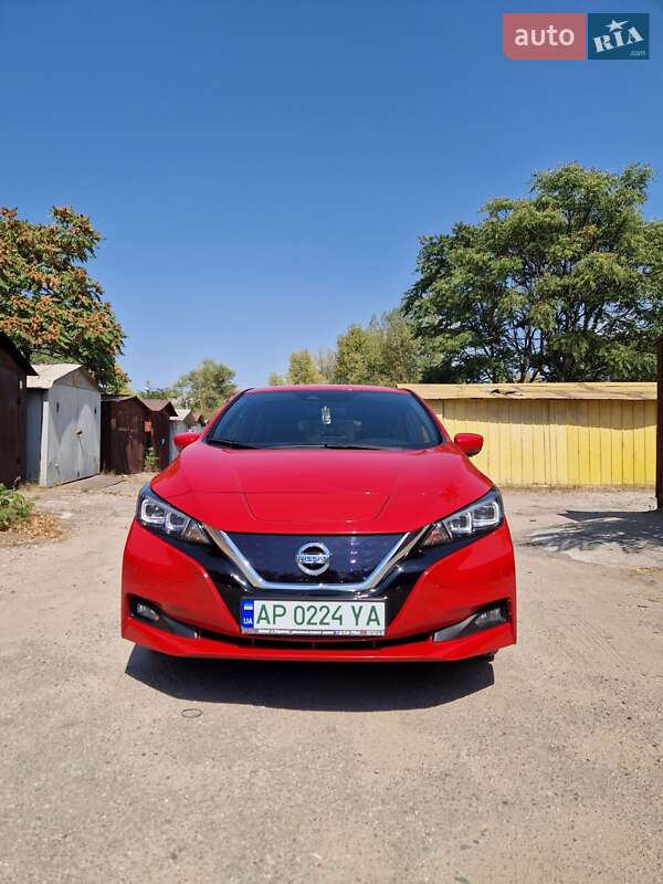 Хэтчбек Nissan Leaf 2018 в 