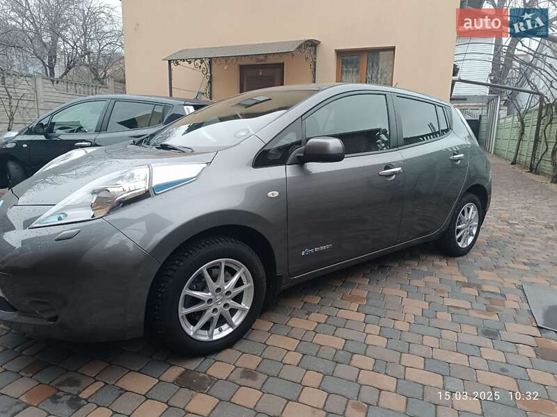 Хэтчбек Nissan Leaf 2015 в Ровно