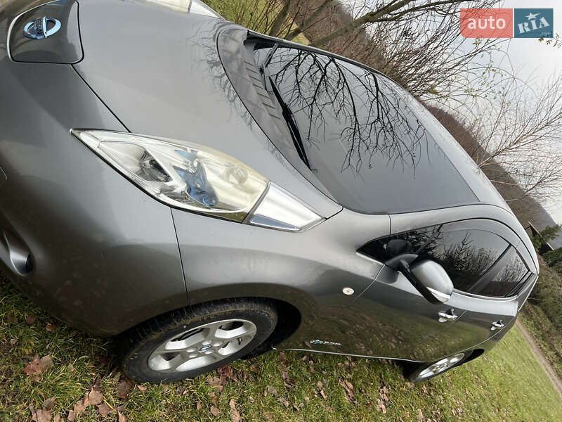 Хэтчбек Nissan Leaf 2013 в 