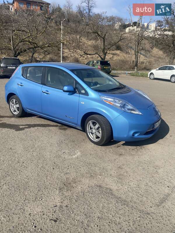 Хэтчбек Nissan Leaf 2012 в 