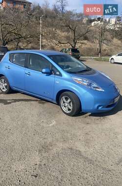 Хэтчбек Nissan Leaf 2012 в 