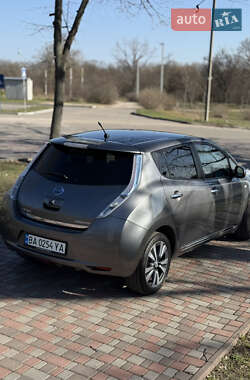 Хэтчбек Nissan Leaf 2013 в 