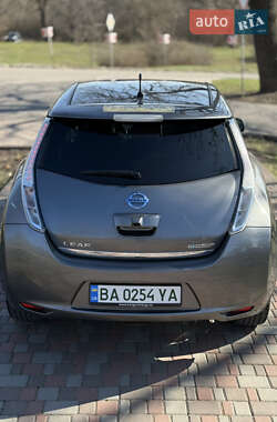 Хэтчбек Nissan Leaf 2013 в 
