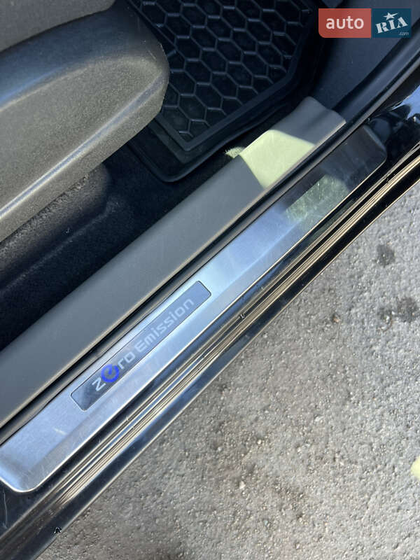 Хэтчбек Nissan Leaf 2013 в Днепре