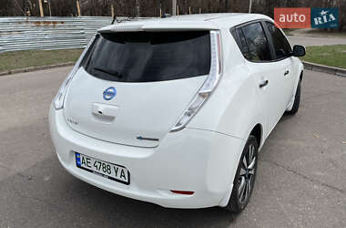Хетчбек Nissan Leaf 2015 в 