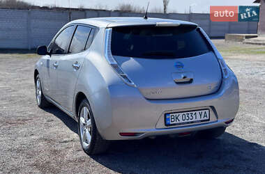 Хэтчбек Nissan Leaf 2013 в 