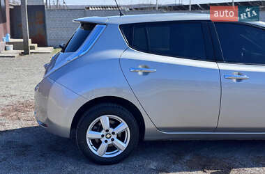 Хэтчбек Nissan Leaf 2013 в 