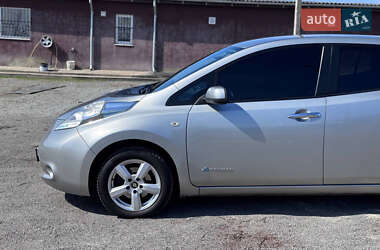 Хэтчбек Nissan Leaf 2013 в 