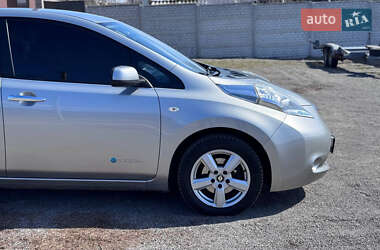Хэтчбек Nissan Leaf 2013 в 
