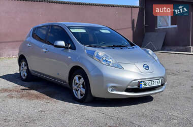 Хэтчбек Nissan Leaf 2013 в 