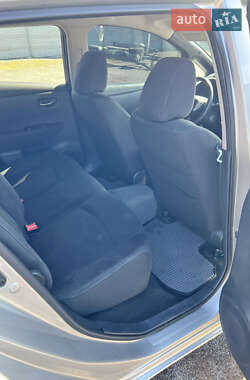 Хэтчбек Nissan Leaf 2013 в 