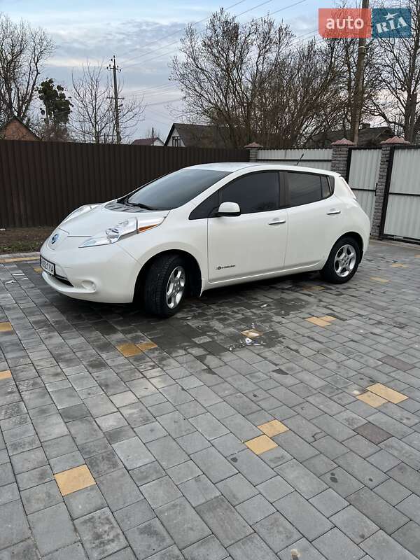Хетчбек Nissan Leaf 2013 в Літині