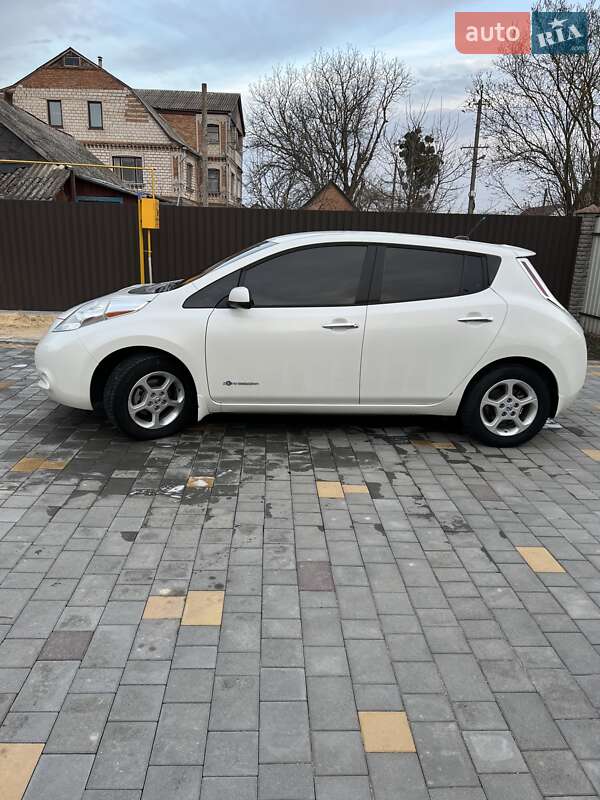 Хетчбек Nissan Leaf 2013 в Літині