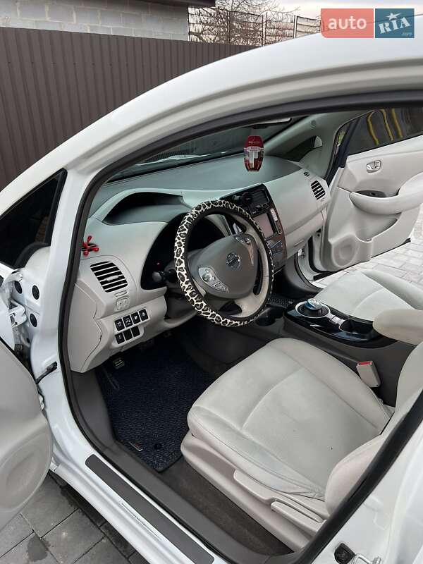Хетчбек Nissan Leaf 2013 в Літині