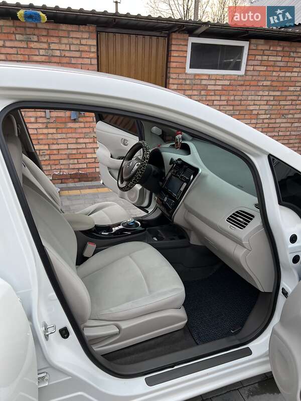 Хетчбек Nissan Leaf 2013 в Літині