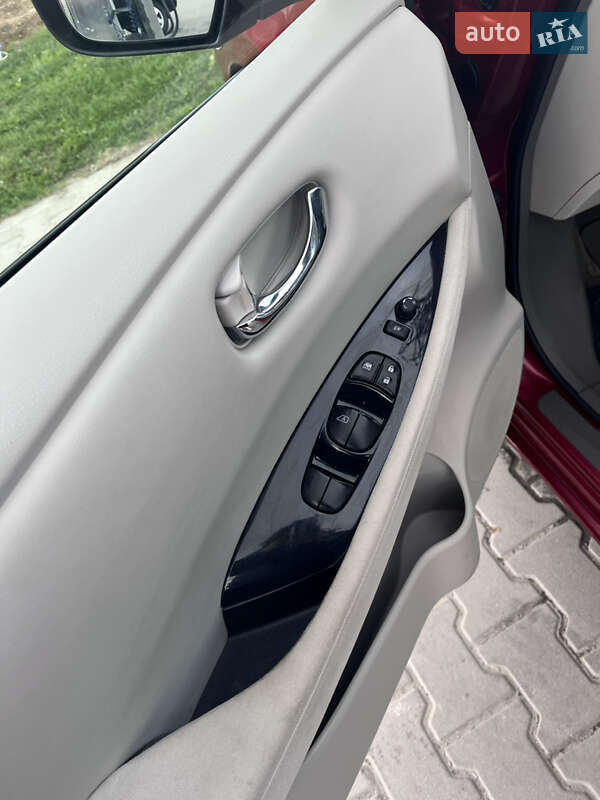 Хэтчбек Nissan Leaf 2012 в Львове