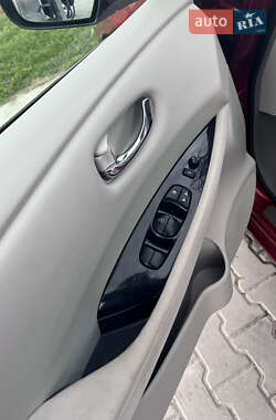 Хэтчбек Nissan Leaf 2012 в 
