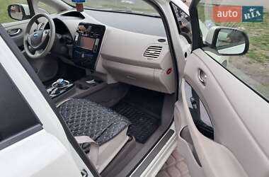 Хэтчбек Nissan Leaf 2012 в 