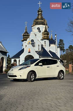 Хэтчбек Nissan Leaf 2012 в 