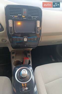 Хэтчбек Nissan Leaf 2011 в 