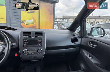 Хэтчбек Nissan Leaf 2013 в 