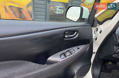 Хэтчбек Nissan Leaf 2013 в 