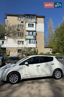 Хэтчбек Nissan Leaf 2016 в 