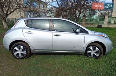 Хэтчбек Nissan Leaf 2013 в 