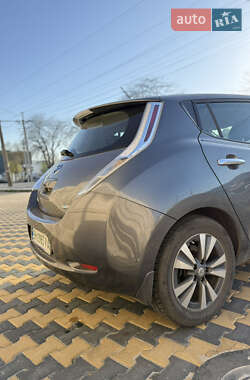 Хэтчбек Nissan Leaf 2015 в 