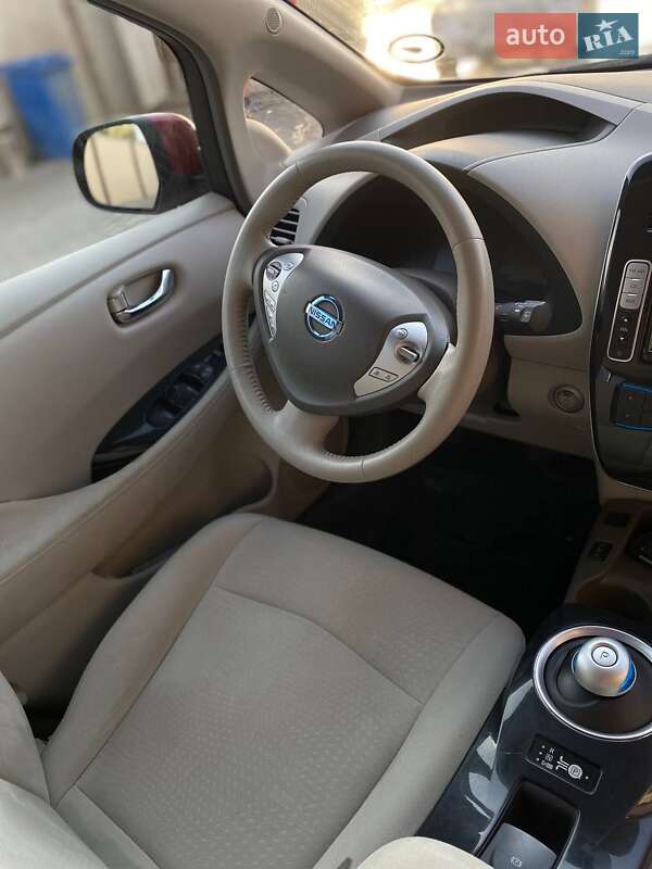 Хэтчбек Nissan Leaf 2012 в Черновцах