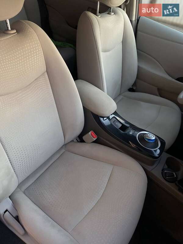 Хэтчбек Nissan Leaf 2012 в Черновцах