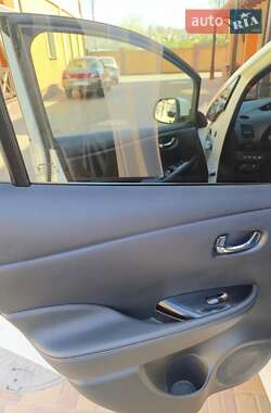 Хэтчбек Nissan Leaf 2016 в 