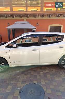Хэтчбек Nissan Leaf 2016 в 