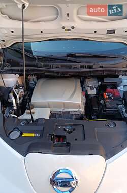 Хэтчбек Nissan Leaf 2016 в 