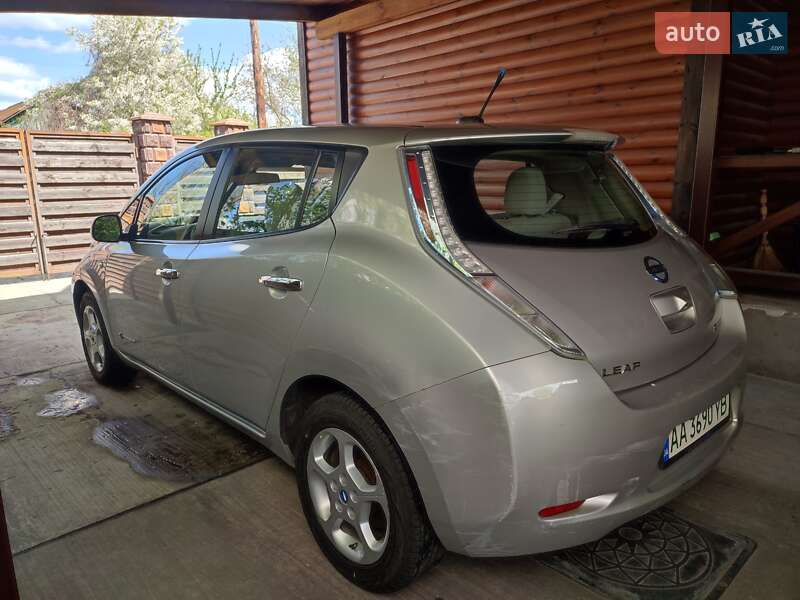 Хетчбек Nissan Leaf 2011 в 