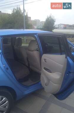 Хэтчбек Nissan Leaf 2011 в 