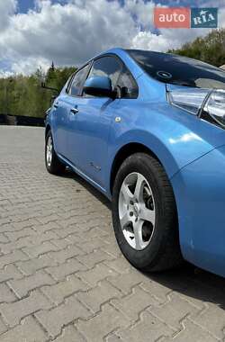 Хэтчбек Nissan Leaf 2013 в 