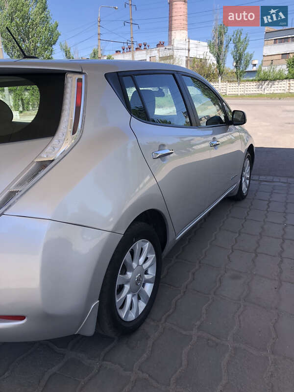 Хэтчбек Nissan Leaf 2015 в Запорожье