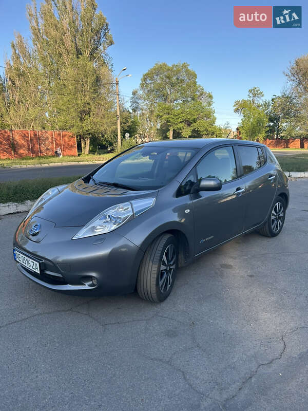 Хетчбек Nissan Leaf 2015 в 
