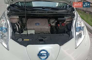 Хэтчбек Nissan Leaf 2013 в 