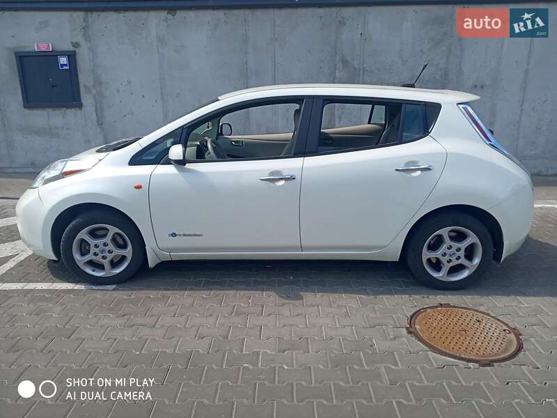 Хетчбек Nissan Leaf 2014 в Нових Петрівцях