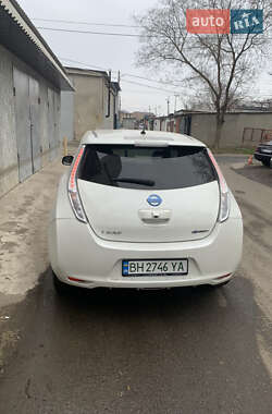 Хэтчбек Nissan Leaf 2015 в 