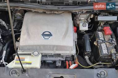 Хэтчбек Nissan Leaf 2013 в 