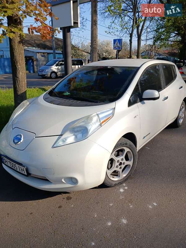 Хэтчбек Nissan Leaf 2013 в 