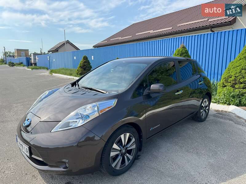 Хетчбек Nissan Leaf 2015 в 
