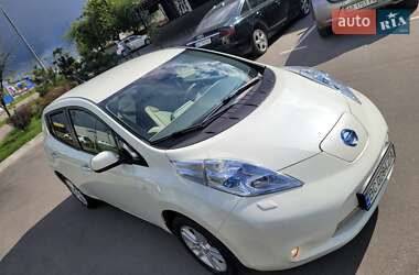 Хэтчбек Nissan Leaf 2012 в 