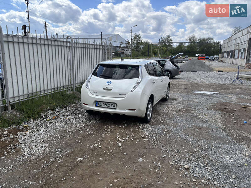 Хэтчбек Nissan Leaf 2013 в 