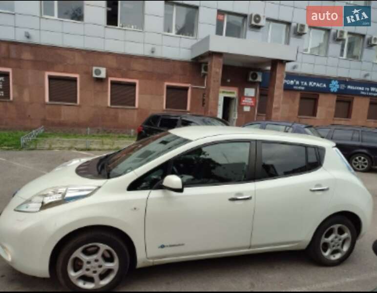 Хетчбек Nissan Leaf 2015 в 