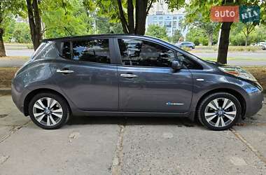 Хетчбек Nissan Leaf 2013 в 
